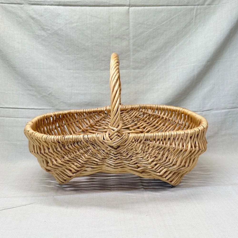 Vintage Wicker Gathering Basket English Cottage Bread Basket Kitchen Decor 1970s